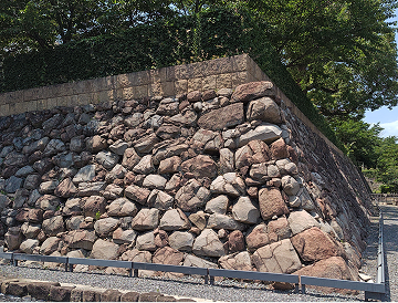 福山城の焼石垣
